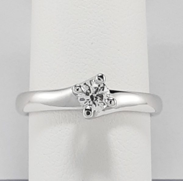 18ct White Gold Solitaire Ring -0