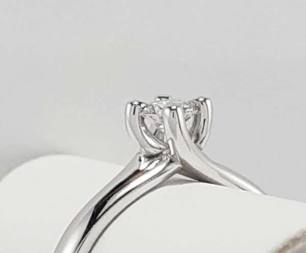 18ct White Gold Solitaire Ring -1521