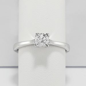 18ct White Gold Solitaire Ring -0