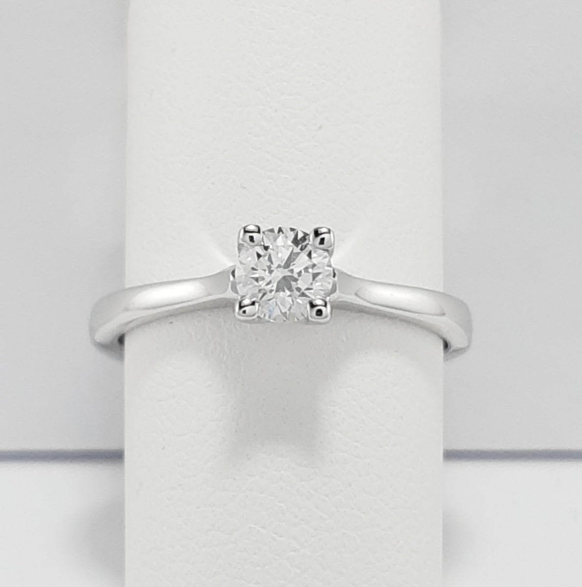 18ct White Gold Solitaire Ring -0